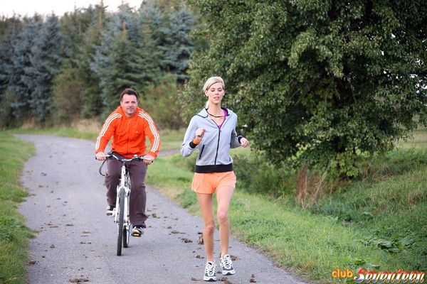 Симпатичная гимнастка с упругой попкой трахнулась после пробежки