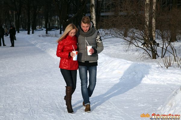 После прогулки парень трахает русскую сучку и заливает ее пизду спермой, кремпай