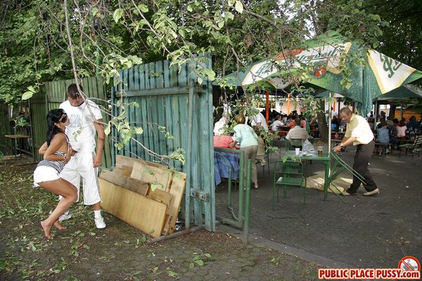 Парни посадили блядь к себе в машину, но до места доехать не смогли, члены встали и требовали разрядки, публичный секс